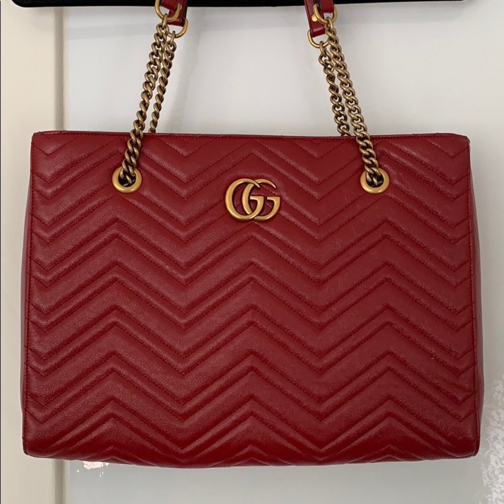 Gucci GG Marmont Zip Tote Matelesse Leather Bag, Medium - Red.